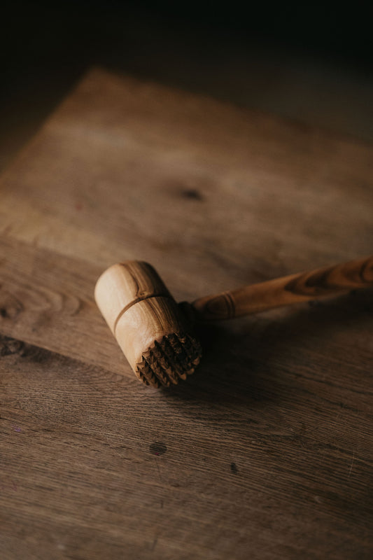 Ronde vleesvermalser handgemaakt van olijfhout