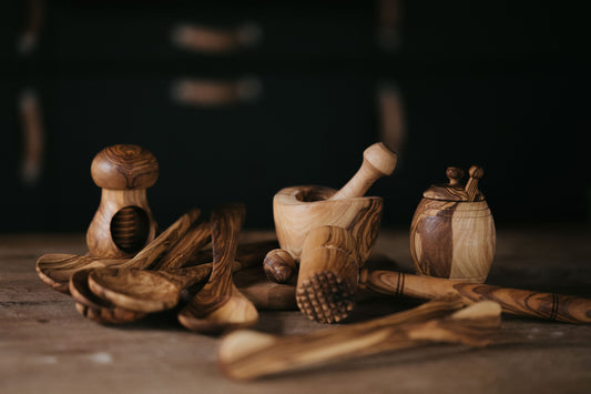 Handgemaakte olijfhouten honingpot met honinglepel