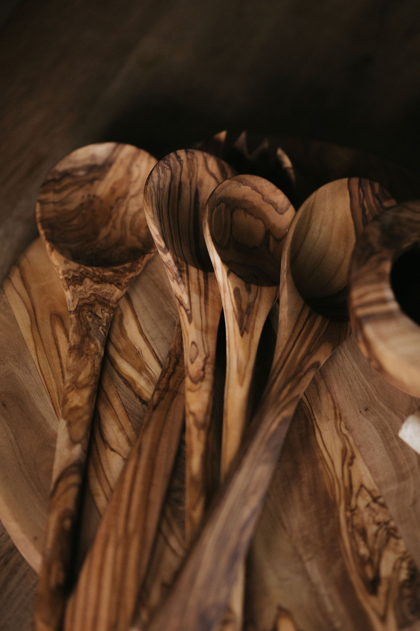 Hangemaakte salade lepels van olijfhout