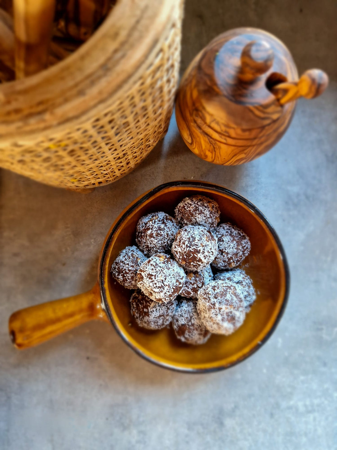 Zoals beloofd: gezond recept voor dadelballen met noten – makkelijk en snel met cacao en kokosolie