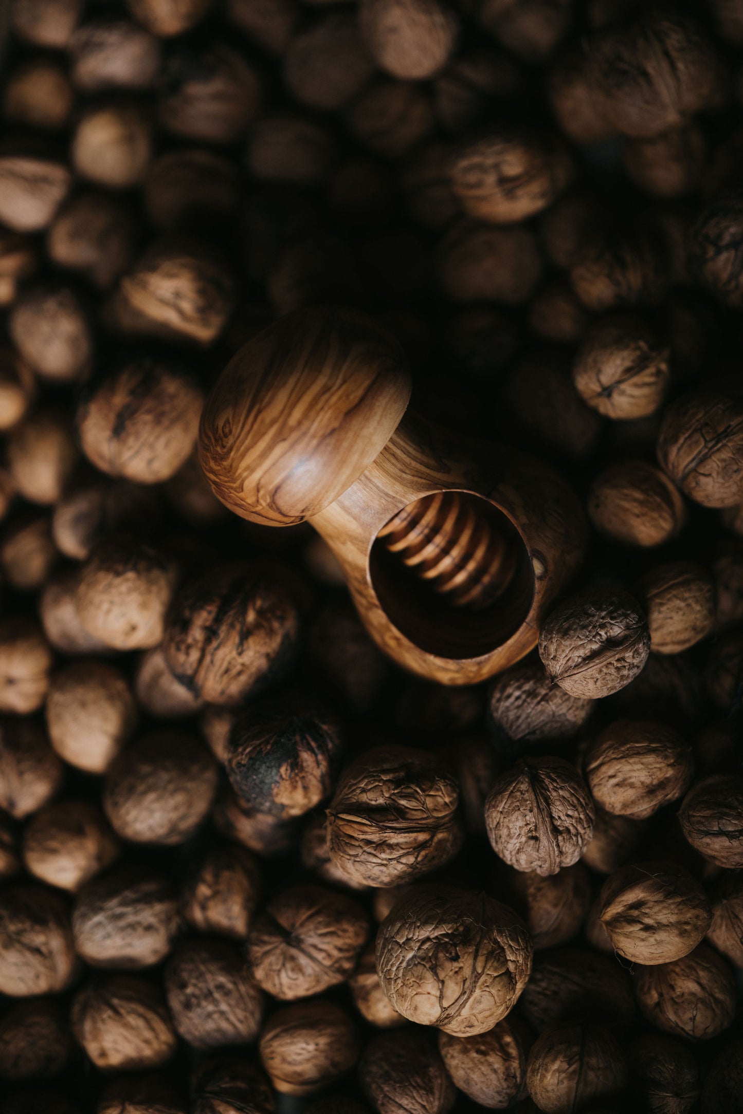 Handgemaakte notenkraker met moerschroef