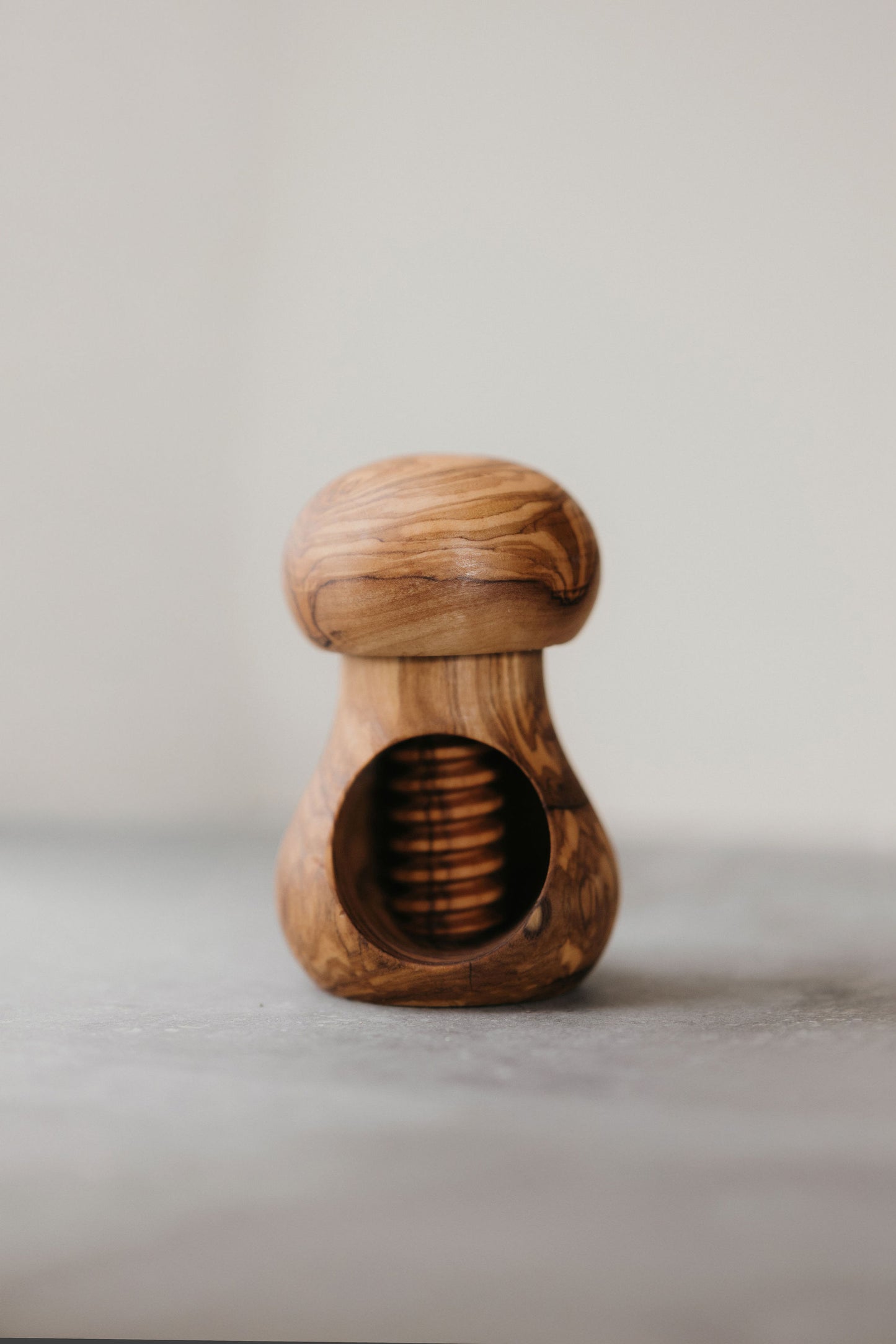 Handgemaakte notenkraker met moerschroef