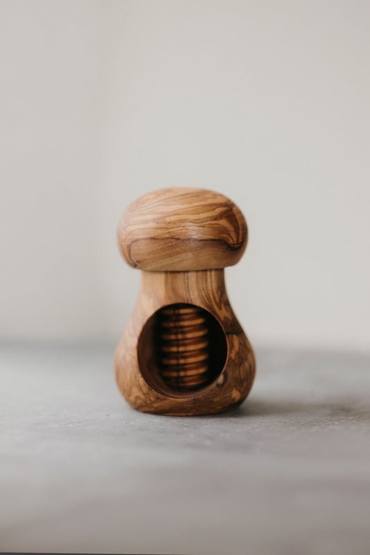 Handgemaakte notenkraker met moerschroef