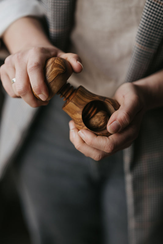 Handgemaakte notenkraker met moerschroef