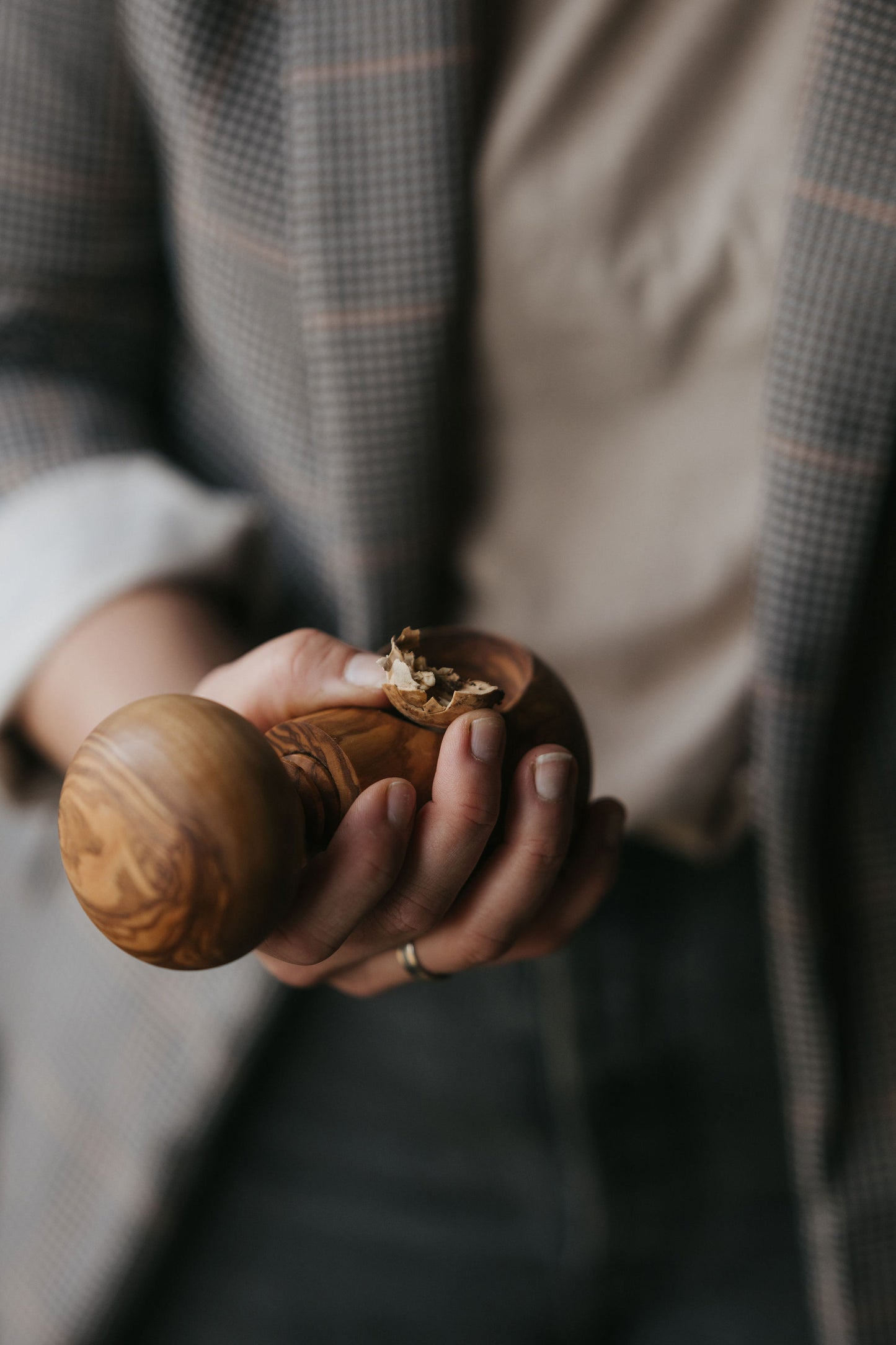 Handgemaakte notenkraker met moerschroef