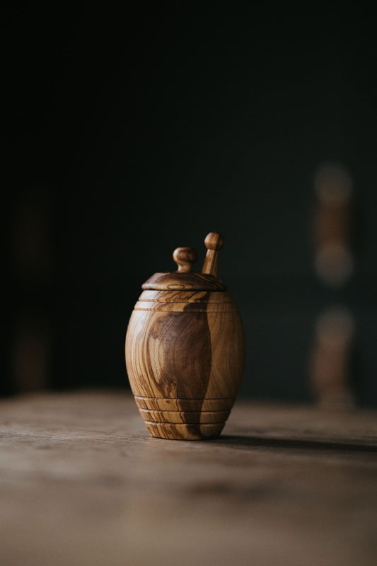 Handgemaakte olijfhouten honingpot met honinglepel