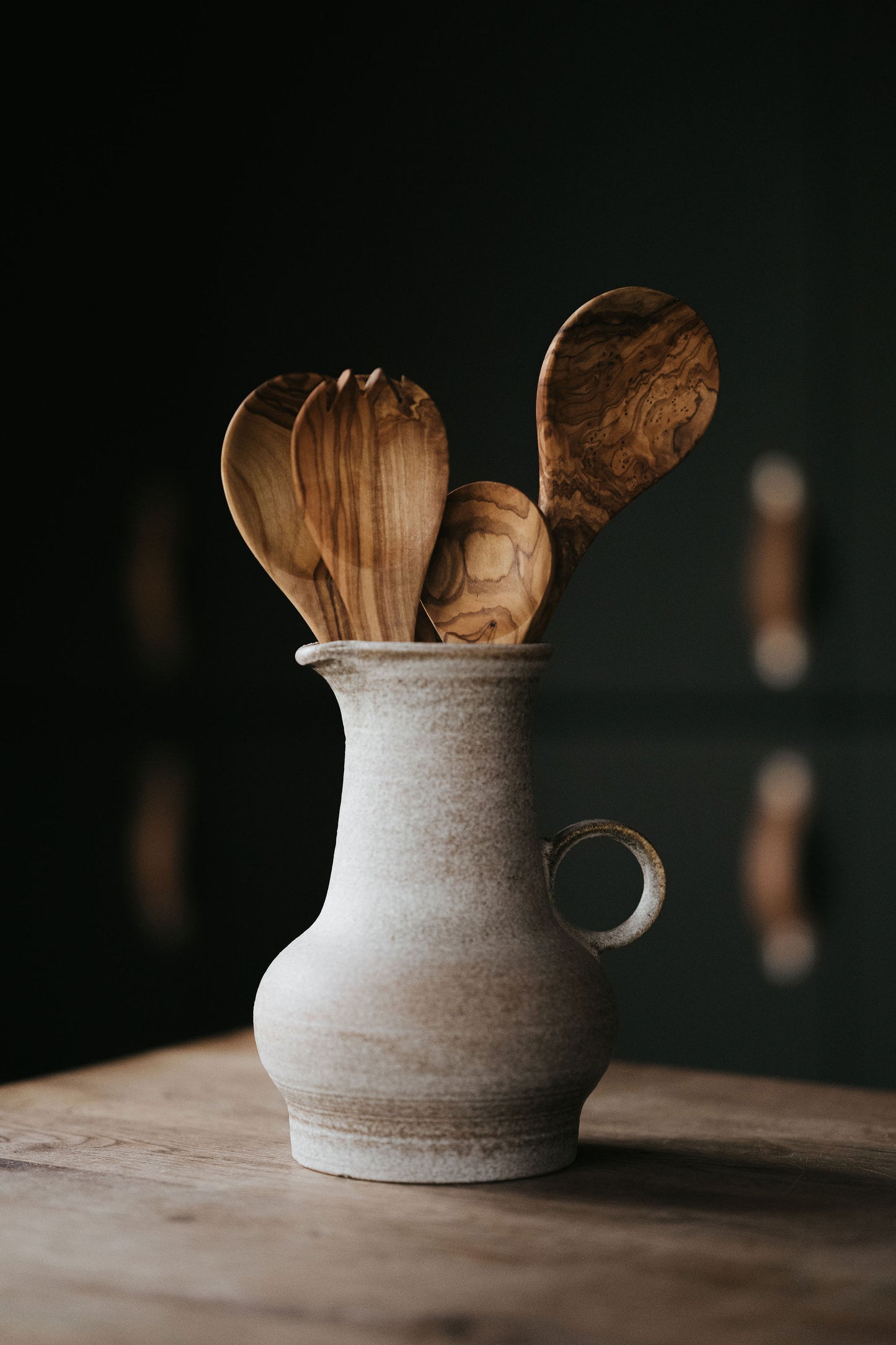 Hangemaakte salade lepels van olijfhout