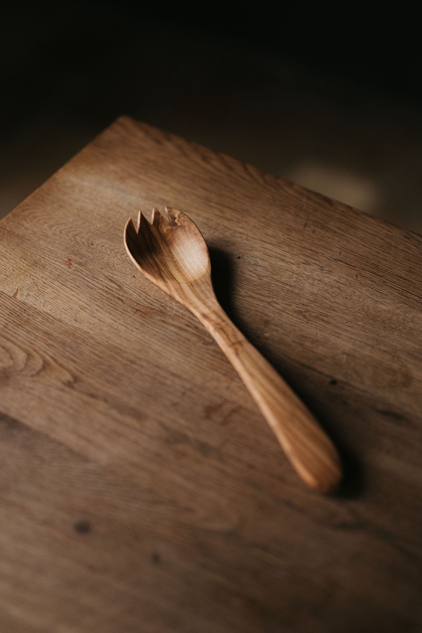 Hangemaakte salade lepels van olijfhout