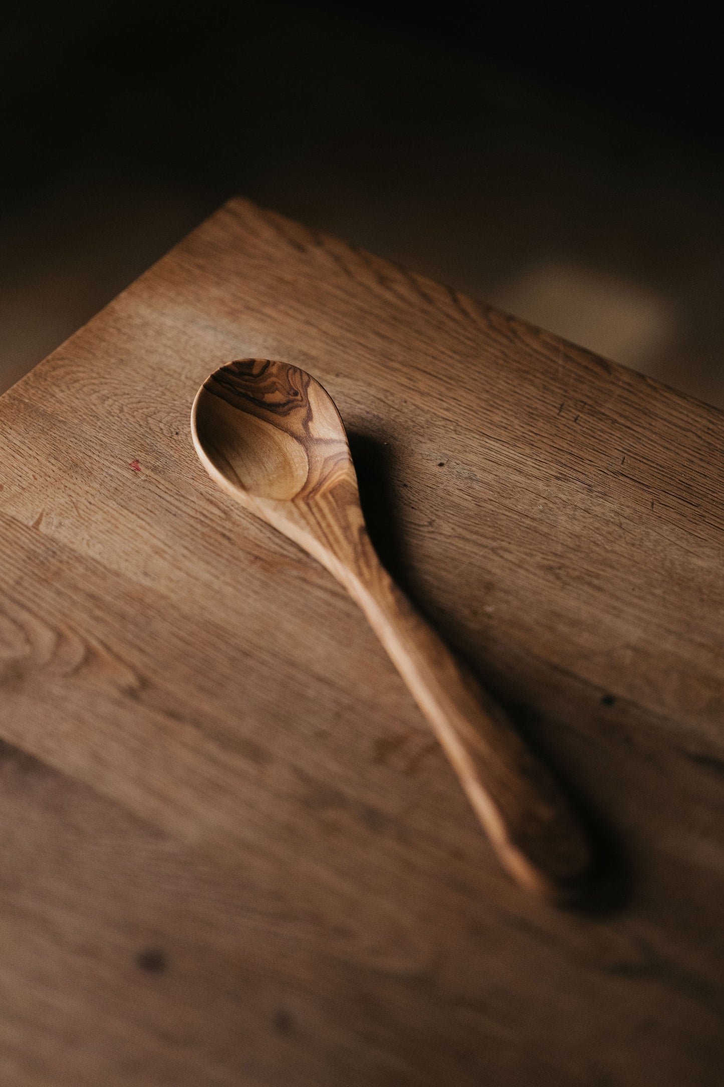 Hangemaakte salade lepels van olijfhout