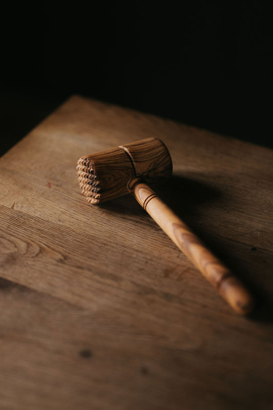 Ronde vleesvermalser handgemaakt van olijfhout